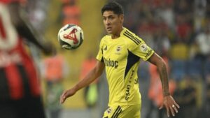 Edson Álvarez suma un empate en su regreso a la titularidad con el Fenerbahce