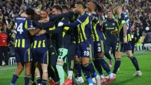 Edson Álvarez vuelve a la actividad en el triunfo del Fenerbahce sobre Niza