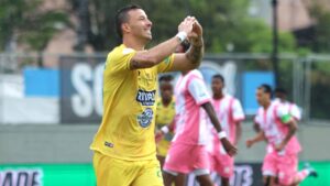 Bucaramanga pica en punta tras vencer a Envigado y condenarlo al descenso