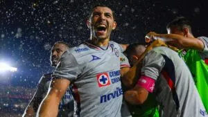 Cruz Azul hace oficial la renovación de Erik Lira, con cláusula para facilitar su salto a Europa