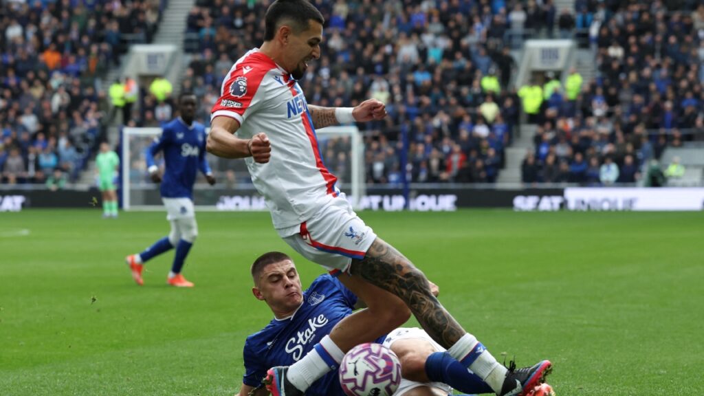 Una postal del duro juego en Liverpool entre ambos equipos. AFP