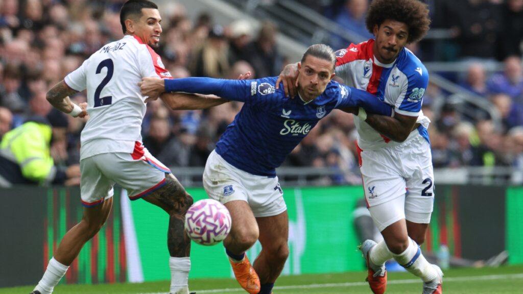 El duelo entre dos de las figuras del encuentro. AFP