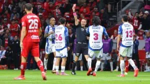 Toluca vs Pachuca: el árbitro y el VAR se equivocan en la expulsión a Alán Bautista