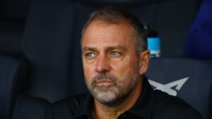 Hansi Flick se perderá El Clásico por expulsión en el derbi catalán