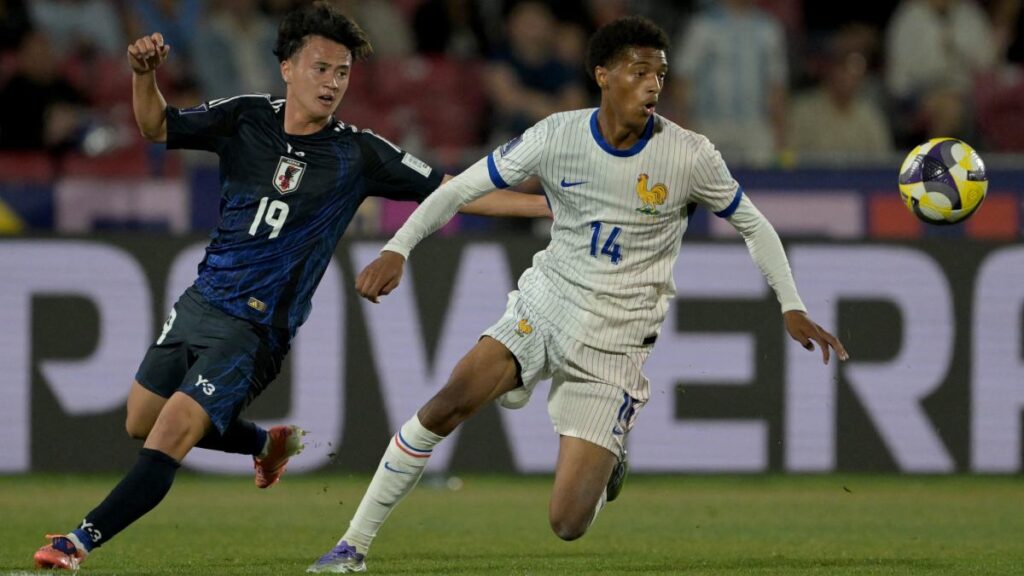 Noham Kamara de Francia durante el partido | Photo by Rodrigo ARANGUA / AFP