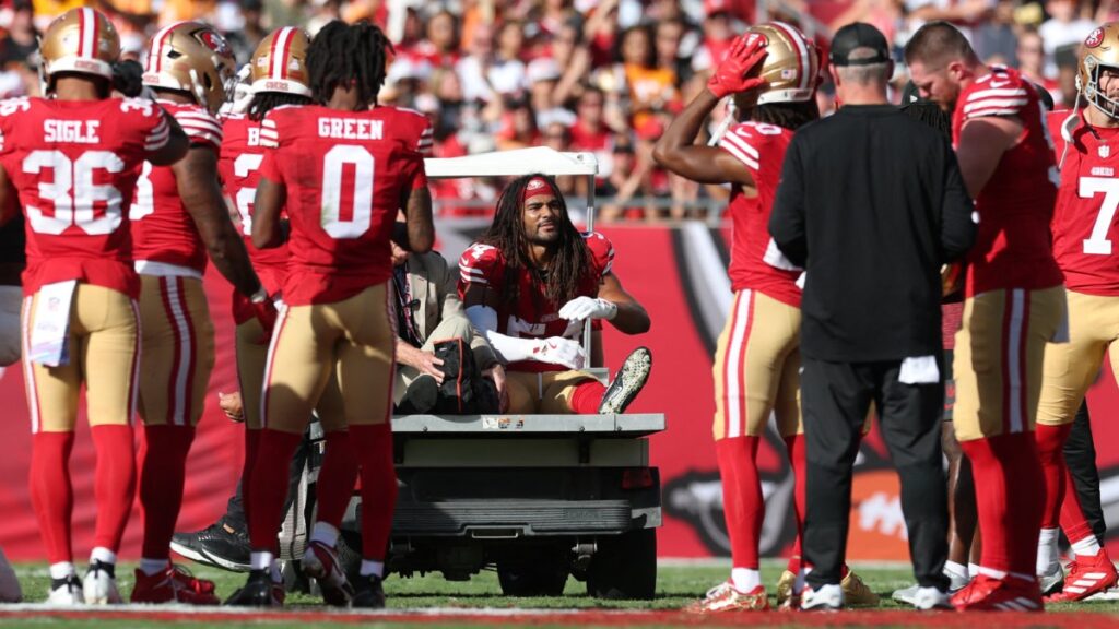 Fred Warner saliendo del emparrillado hacia el hospital