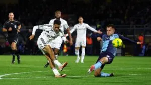 Raúl Jiménez y el Fulham esperan hasta los penales para vencer al Wycombe de tercera división