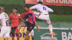 Comunicaciones y Municipal empatan el Clásico 335; los rojos pierden el liderato