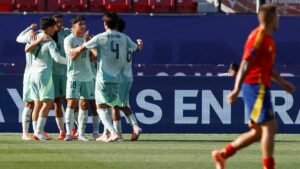 Gilberto Mora vuelve a brillar al firmar doblete y rescatar el empate ante España