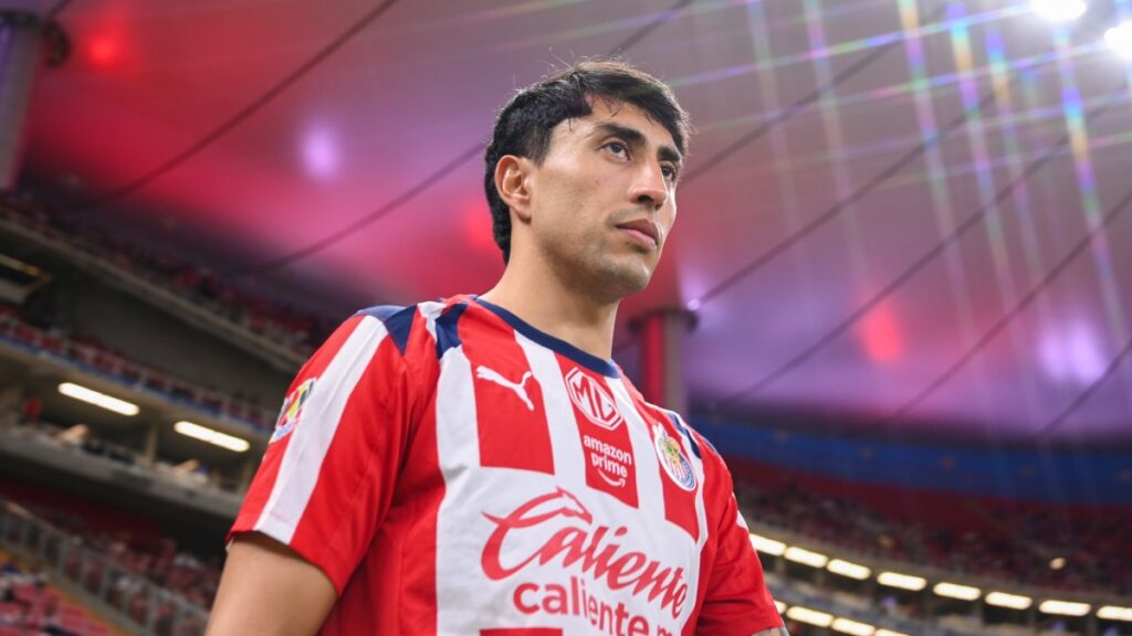 Omar Govea en un partido de Chivas