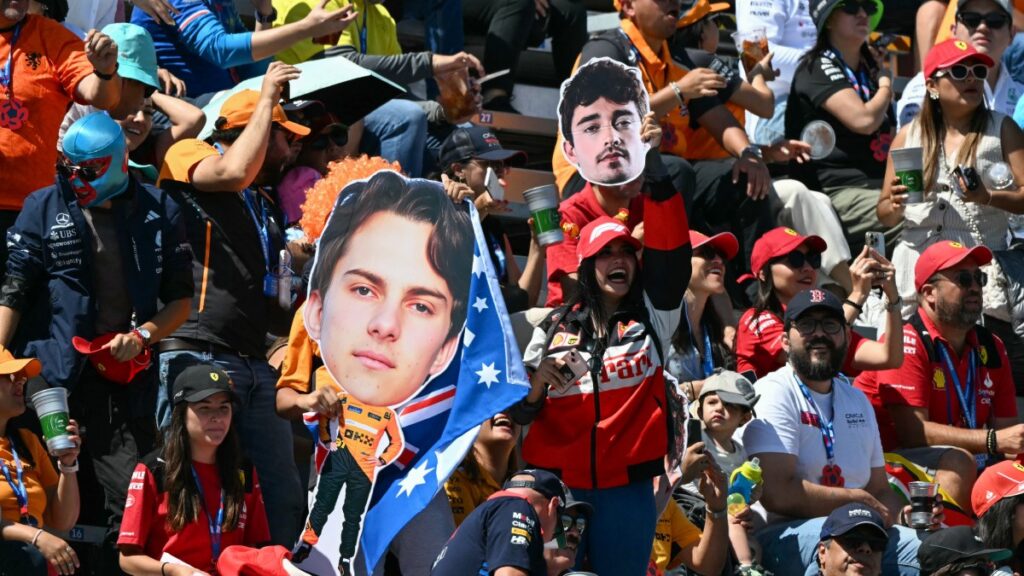 Los pilotos sintieron el cariño de la afición. La afición se entregó en el GP de México 2025. El color en la tribuna no faltó en el GP de México 2025. Los pilotos desfilan por el Autódromo Hermanos Rodríguez. Inicio del GP de México 2025. ALFREDO ESTRELLA / AFP