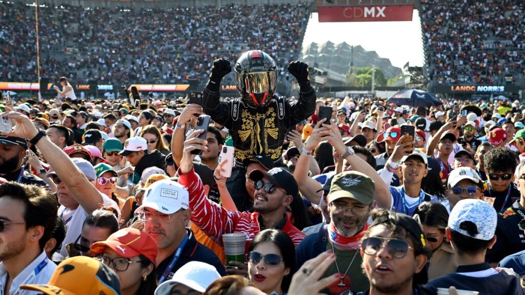 La afición se entregó en el GP de México 2025. El color en la tribuna no faltó en el GP de México 2025. Los pilotos desfilan por el Autódromo Hermanos Rodríguez. Inicio del GP de México 2025. ALFREDO ESTRELLA / AFP