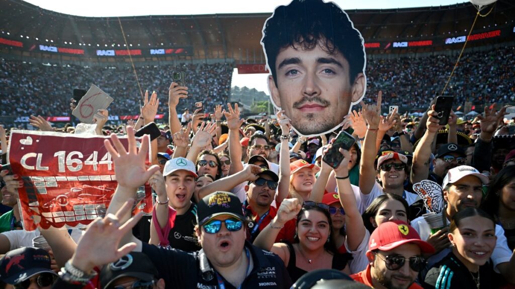 El color en la tribuna no faltó en el GP de México 2025. Los pilotos desfilan por el Autódromo Hermanos Rodríguez. Inicio del GP de México 2025. ALFREDO ESTRELLA / AFP