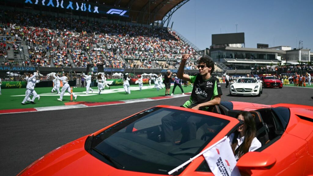 Los pilotos desfilan por el Autódromo Hermanos Rodríguez. Inicio del GP de México 2025. ALFREDO ESTRELLA / AFP