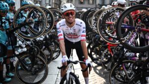 Giro de Lombardia 2025: Cinco ciclistas reciben la guardia de honor de cara a su última carrera