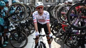 Giro de Lombardia 2025: Cinco ciclistas reciben la guardia de honor de cara a su última carrera