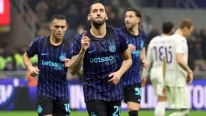 Inter acelera en la Serie A: doblete de Calhanoglu ante una Fiorentina que no gana