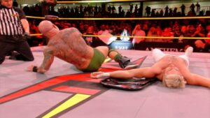 Eric Young limpia a Joe Hendry con un piledriver en el TNA Impact