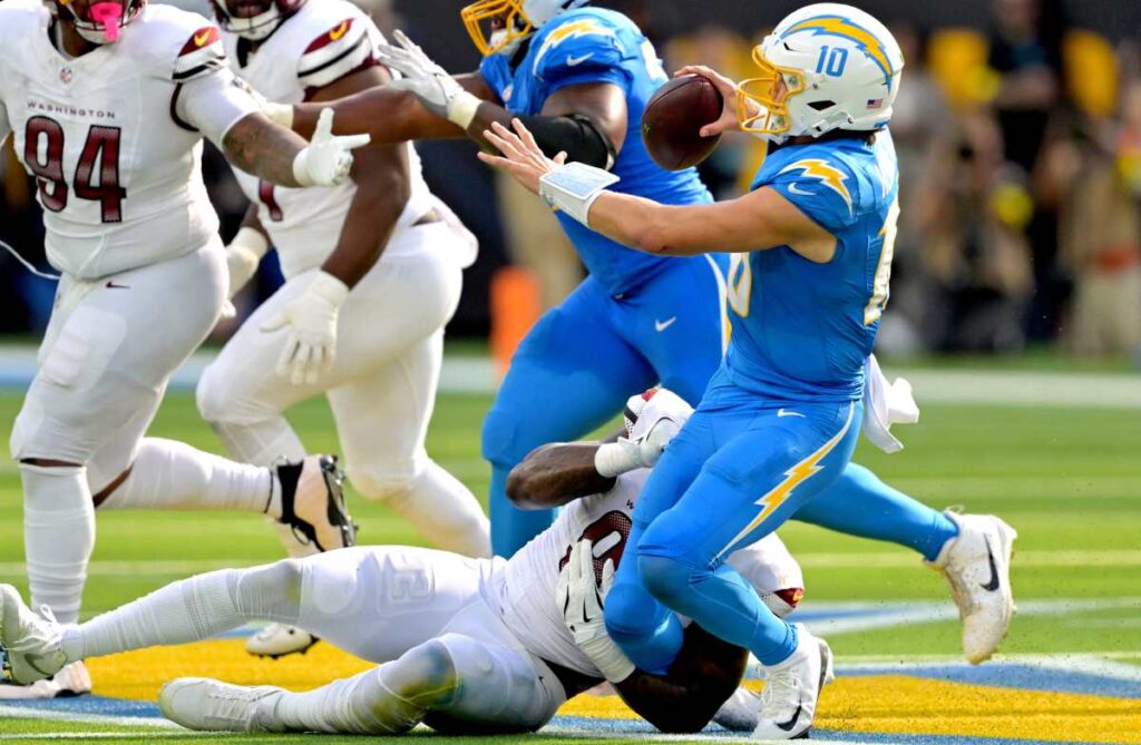 Justin Herbert durante el Commanders vs Chargers, NFL 2025