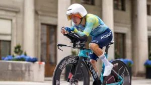 Sergio Higuita y Fernando Gaviria en vivo por Claro Sports, en el AlUla Tour 2026