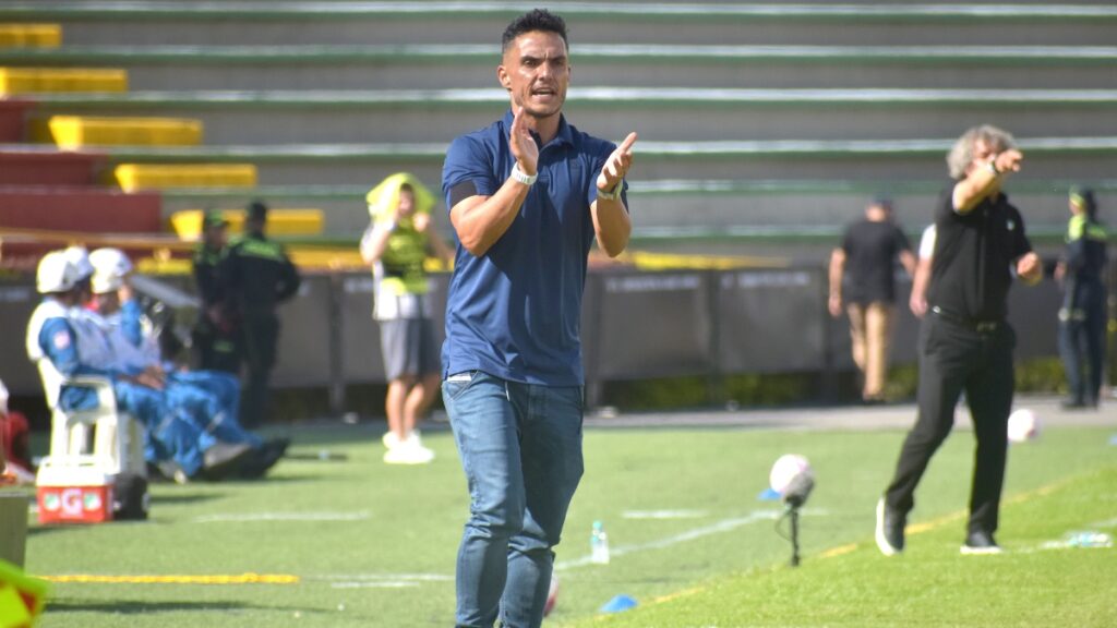 Lucas González dirigiendo al Deportes Tolima / Vizzor