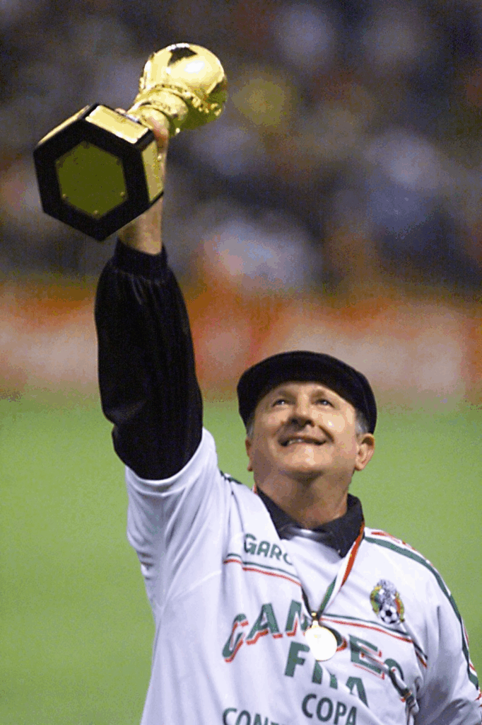 Manuel Lapuente: El artífice de una de las generaciones doradas del fútbol  mexicano - ClaroSports