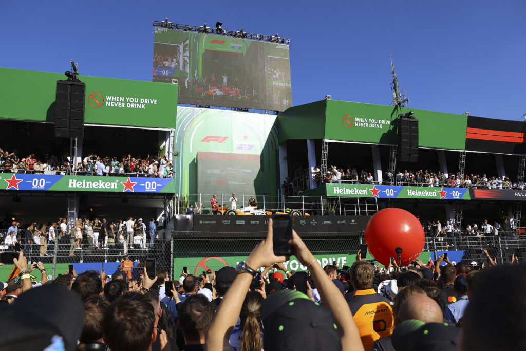 La fiesta al final fue total en el GP de México. Alejandra Suárez, Claro Sports
