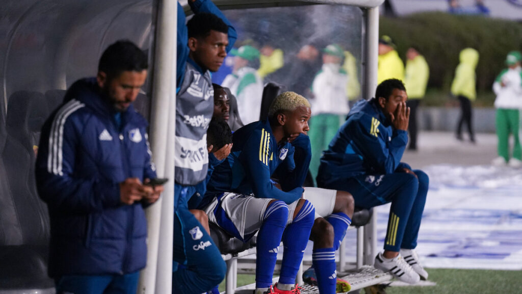 Jugadores de Millonarios, en el banquillo. - Vizzor Image.