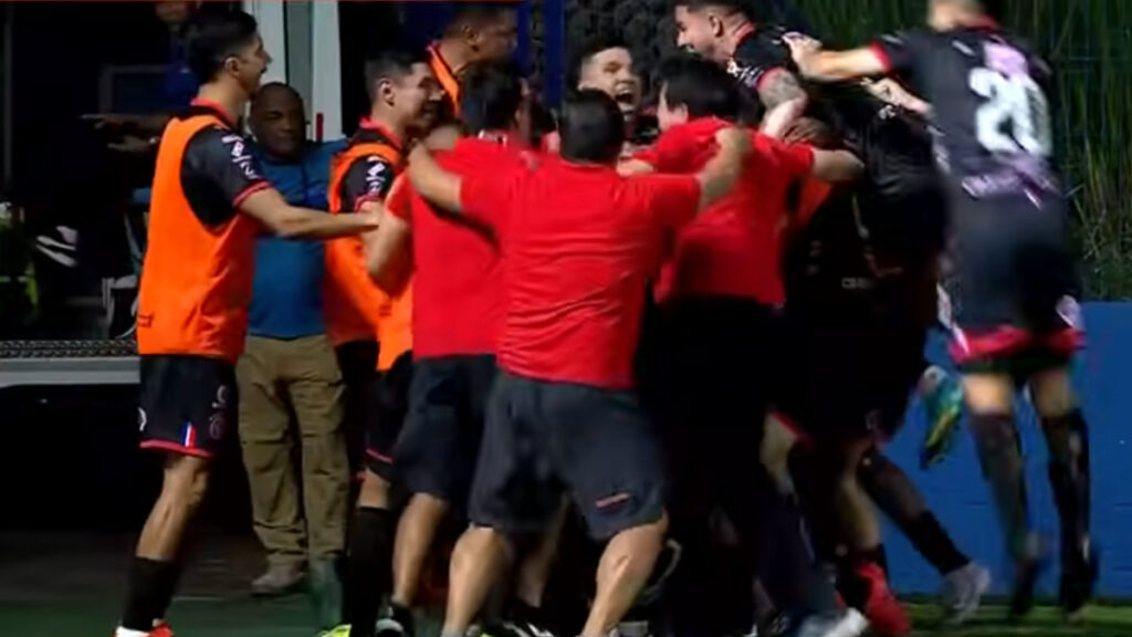 El festejo del gol de la victoria. (captura concacaf)