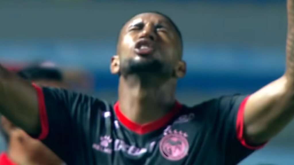 Romario grita su gol, el de la victoria. (captura Concacaf)