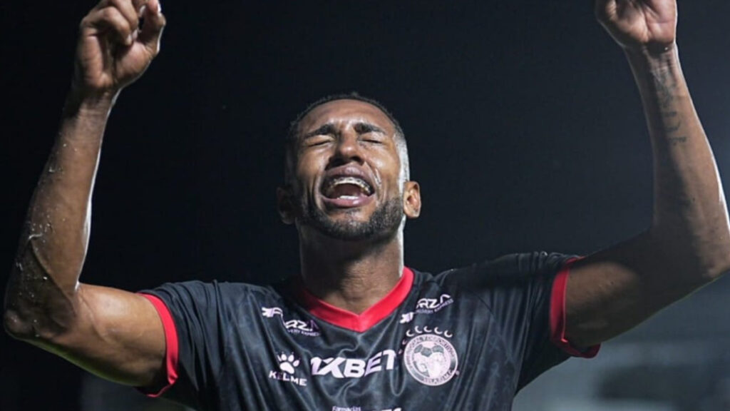 Romario Da Silva celebra el gol de la clasificación. (Xelaju X Oficial)