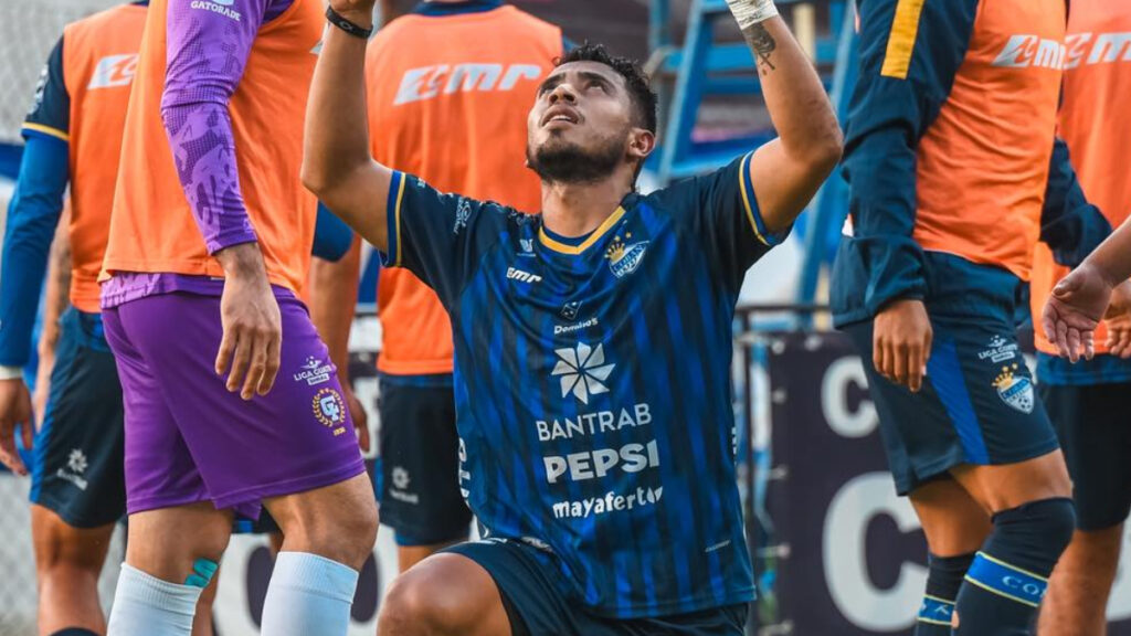 Oscar Mejía celebra el empate de Cobán. (CSD Cobán Facebook)