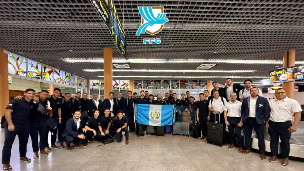 La delegación completa a su arribo a Surinam. (Fedefut)