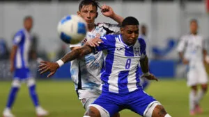 Costa Rica sigue sin ganar y se complica: tibio empate frente a Honduras