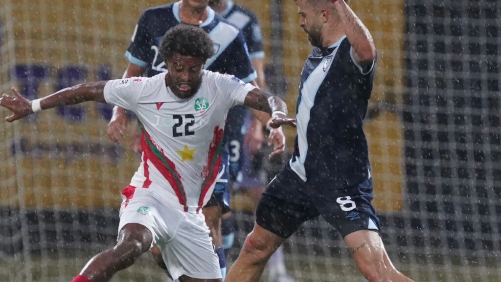 Saravia disputa la pelota. (FEDEFUT)