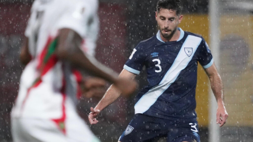 Samayoa, durante el juego frente a Surinam. (FFG)