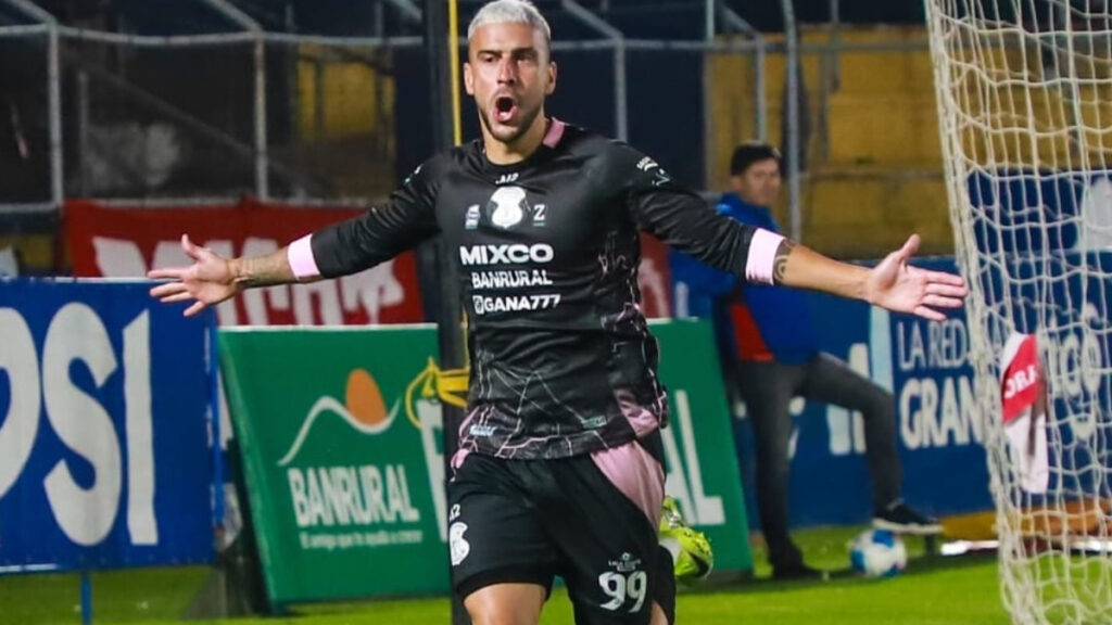 Martínez abrió el marcador al minuto. (Mixco Facebook.)