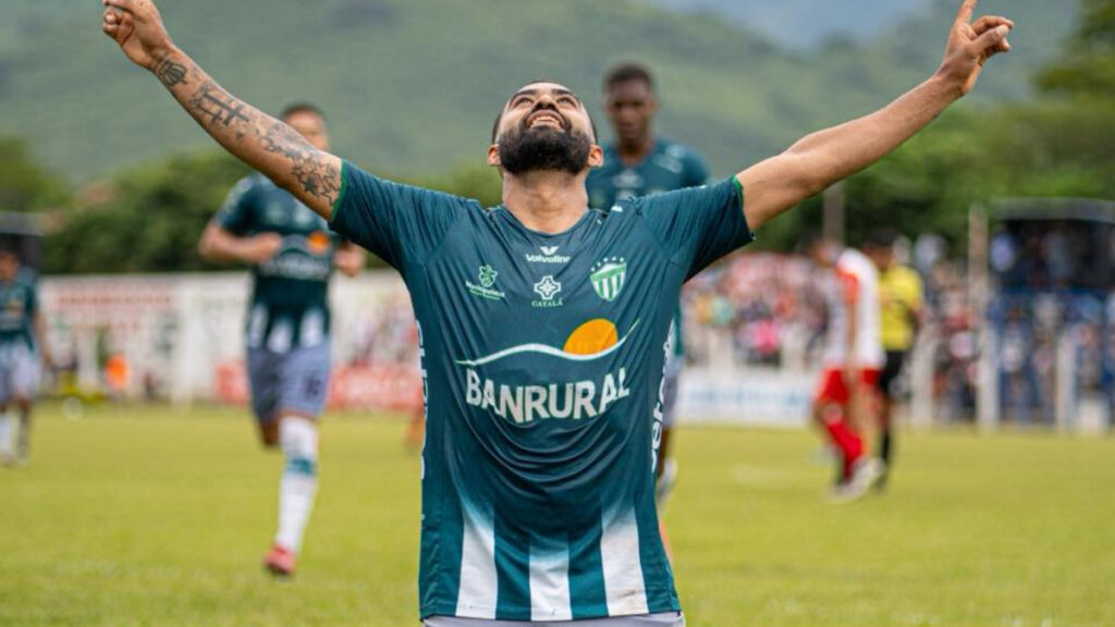 Bradley celebra su gol. (Antigua Facebook)