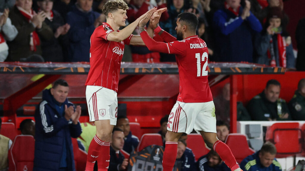 Nottingham selló su primera victoria. (Reuters)