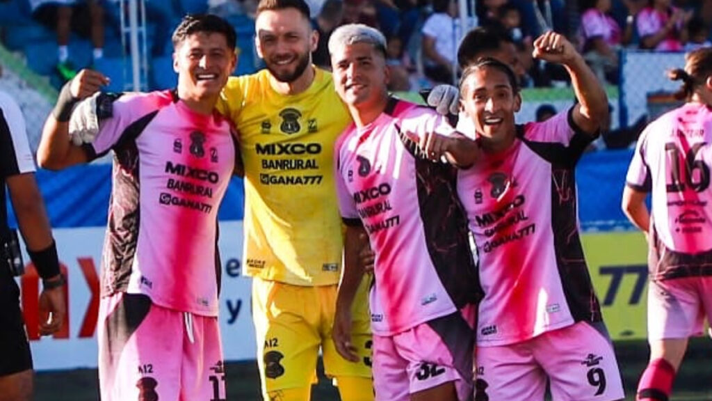 Los jugadores del Mixco celebran la victoria. (Mixco Facebook)
