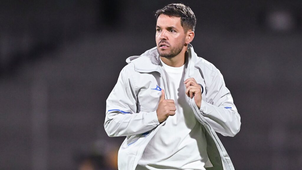 Nicolás Larcamón en partido de Cruz Azul