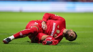 ¡Liguilla y Fecha FIFA en riesgo! Alexis Vega se retira en carrito tras lesión ante Pachuca