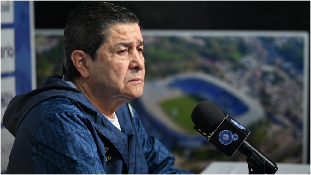Luis Fernando Tena sabe que Guatemala se juega la vida en las eliminatorias. MARVIN RECINOS / AFP