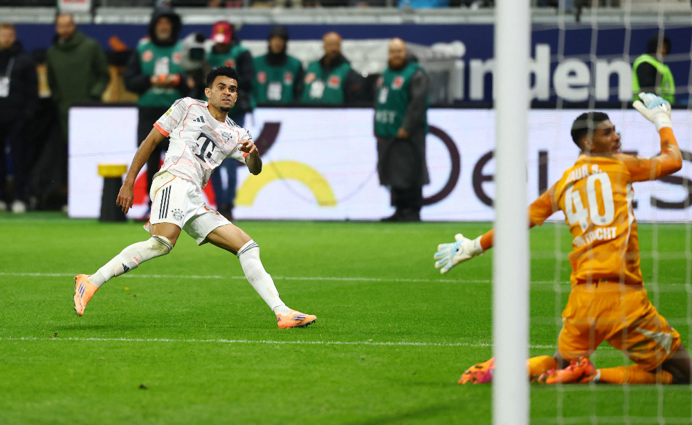 Luis Díaz dispara a gol. - Kai Pfaffenbach, Reuters.