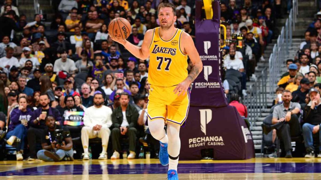 Luka Doncic con los Lakers en la pretemporada 2025