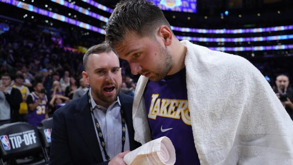 Luka Doncic estará fuera de actividad con Los Angeles Lakers luego de una lesión en el pie; se sume a la baja de LeBron James