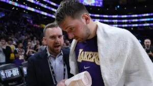 ¡Duro golpe a los Lakers! Luka Doncic, fuera de la duela por lesión