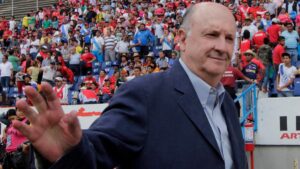 Ivo Basay revela cómo Lapuente cambió la historia del Necaxa… ¡con dos botellas de vino!