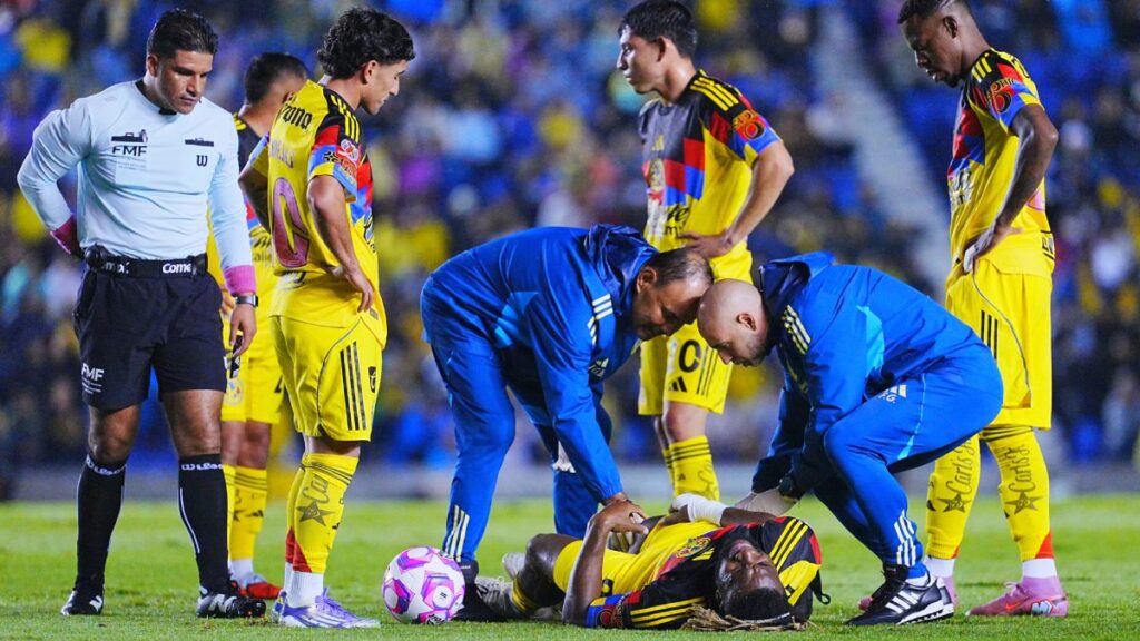 Maximin siendo atendido por los médicos del América