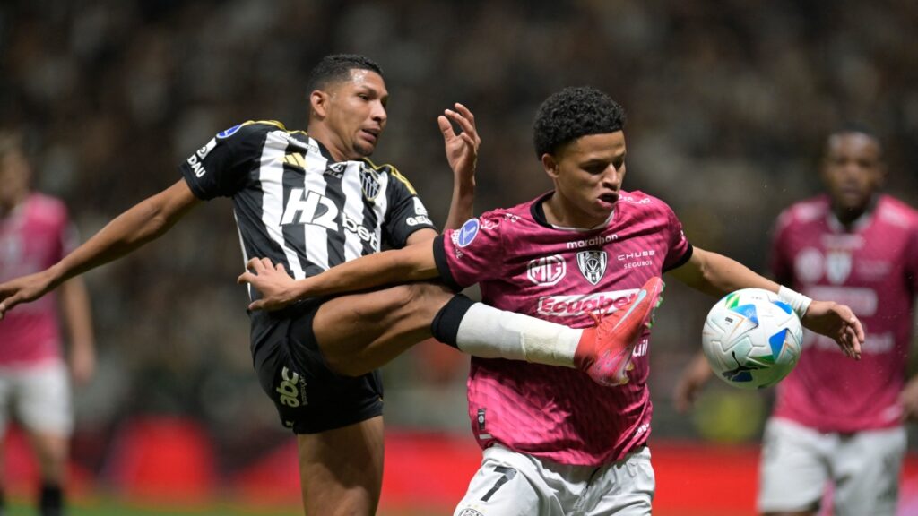 Una postal del duro duelo que libraron ambos. AFP